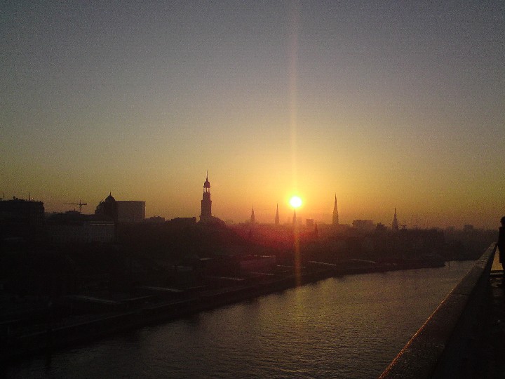 Prächtiger Sonnenaufgang beim Einlaufen in Hamburg
